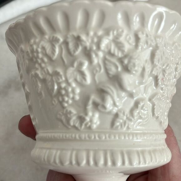 Lefton Renaissance Cherubs Grape Vines Raised On this Elegant Vase - Picture 3 of 6